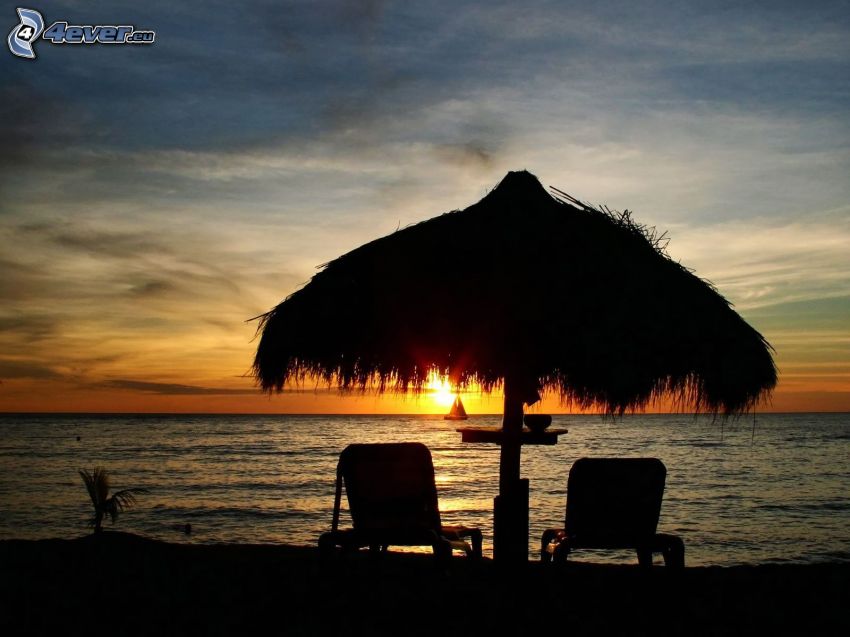 Liegestühle am Strand, Sonnenuntergang auf dem Meer