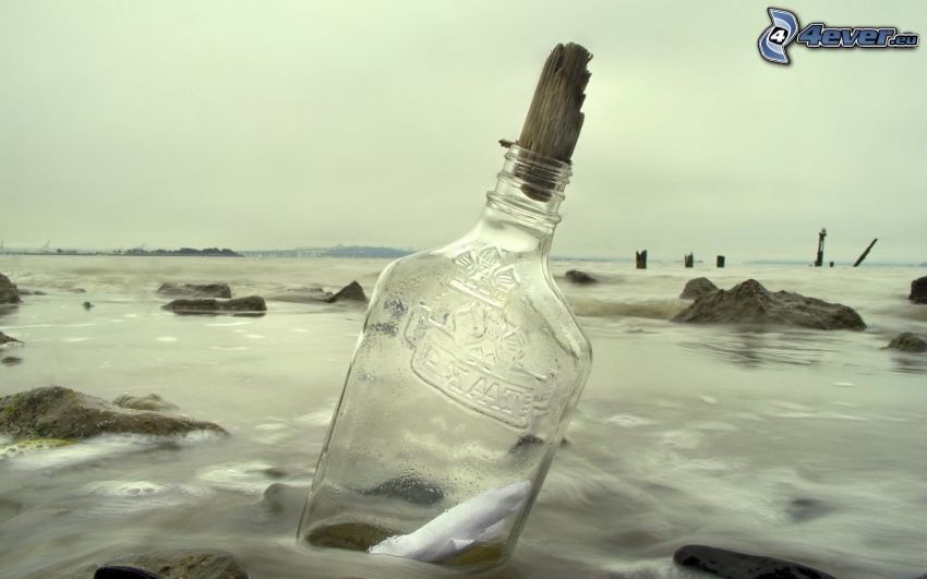 Nachricht in der Flasche, Flasche im Meer, Felsstrand