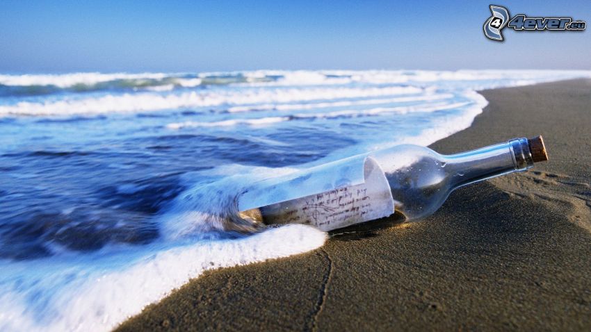 Nachricht in der Flasche, Flasche im Meer, Wellen an der Küste
