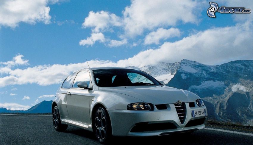 Alfa Romeo, felsige Berge, Wolken