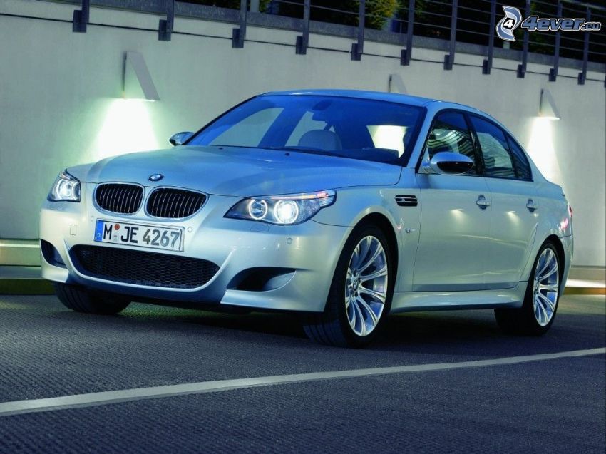 BMW M5, Auto
