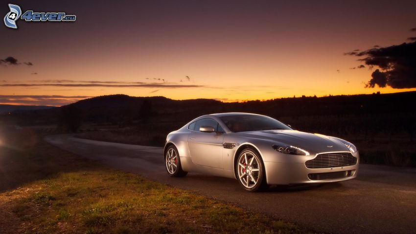Aston Martin, abendlicher Weg, Abendrot