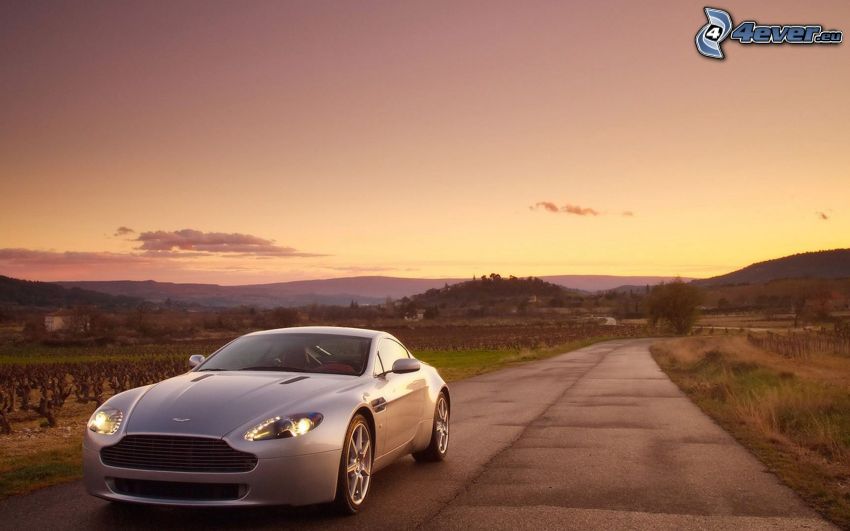 Aston Martin V8 Vantage, abendlicher Weg