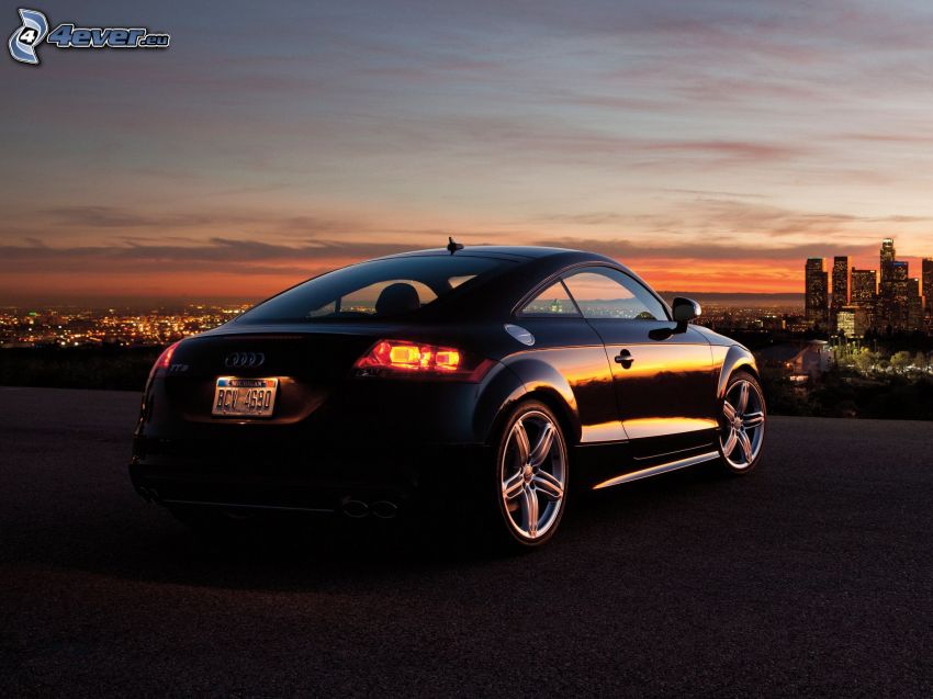 Audi TT, abendliche Stadt