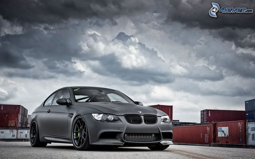 BMW M3, Container, dunkle Wolken