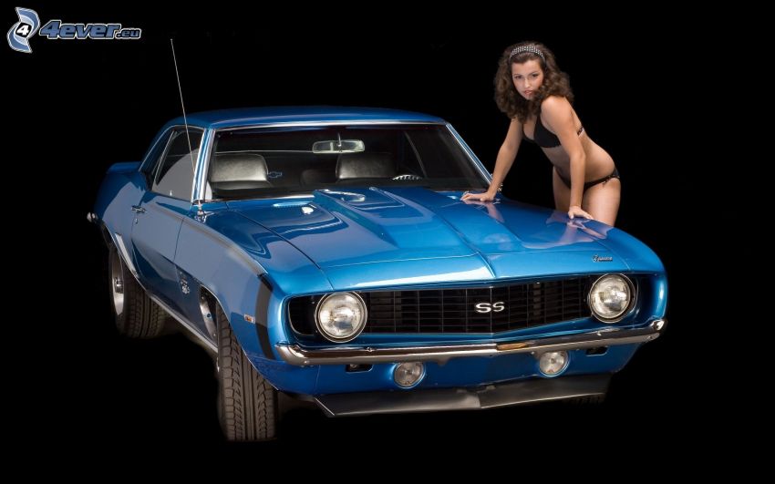Chevrolet Camaro SS X, Oldtimer, sexy Frau im Bikini, Brünette