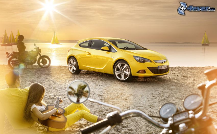 Opel Astra, Mädchen mit Gitarre, Motorräder, Meer