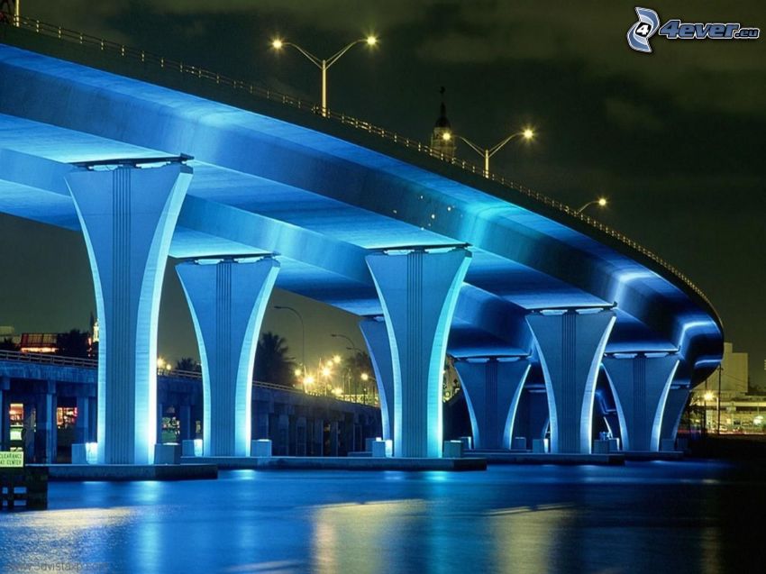 Autobahnbrücke, blaue Beleuchtung