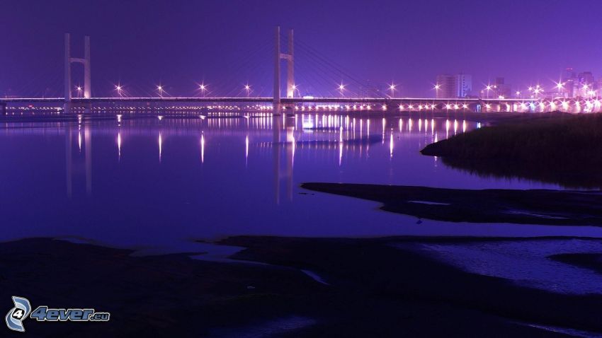 beleuchtete Brücke, Nacht