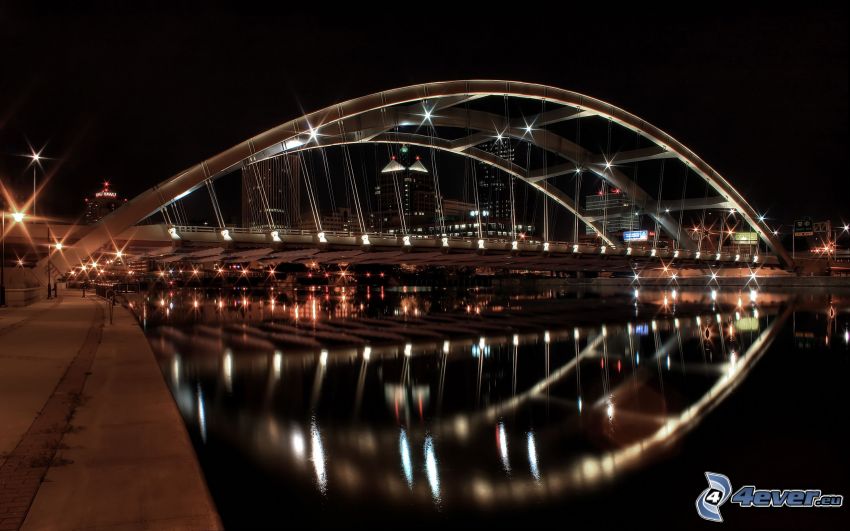 beleuchtete Brücke