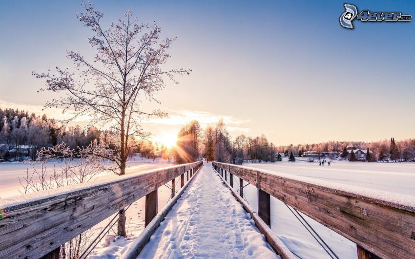 Holzbrücke, verschneite Landschaft, Sonnenuntergang