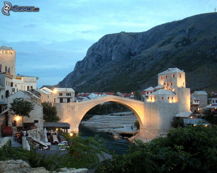 Stari Most, abendliche Stadt, Neretva, Mostar, Hügel