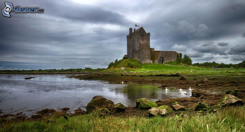 Dunguaire Castle, See, dunkle Wolken