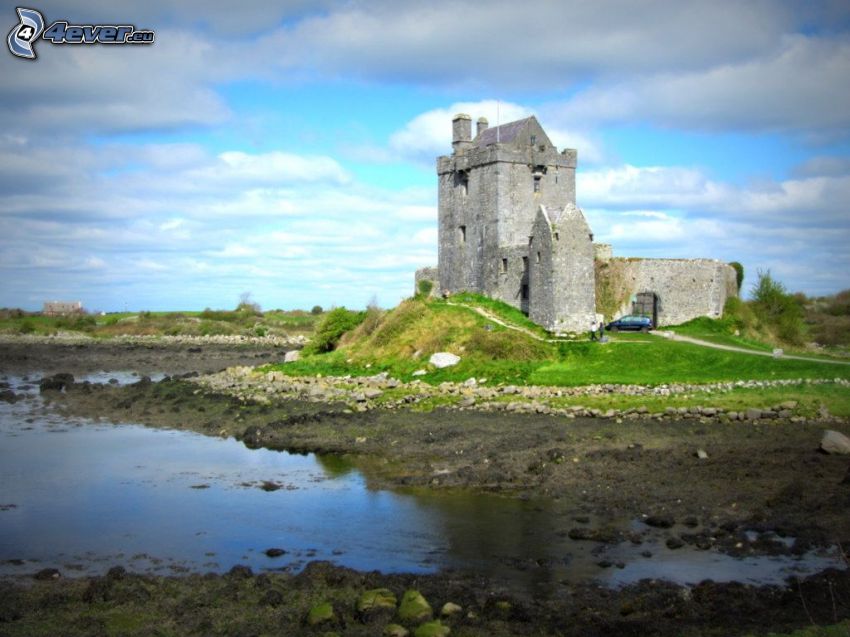 Dunguaire Castle, See