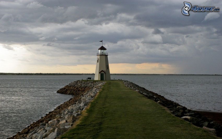 Leuchtturm, Wolken, See