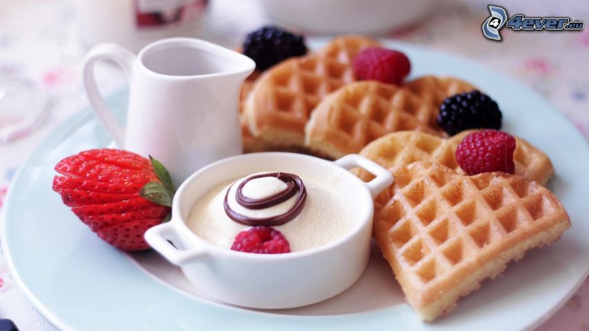 Waffeln, Erdbeere, Himbeeren, Brombeeren, Schlagsahne