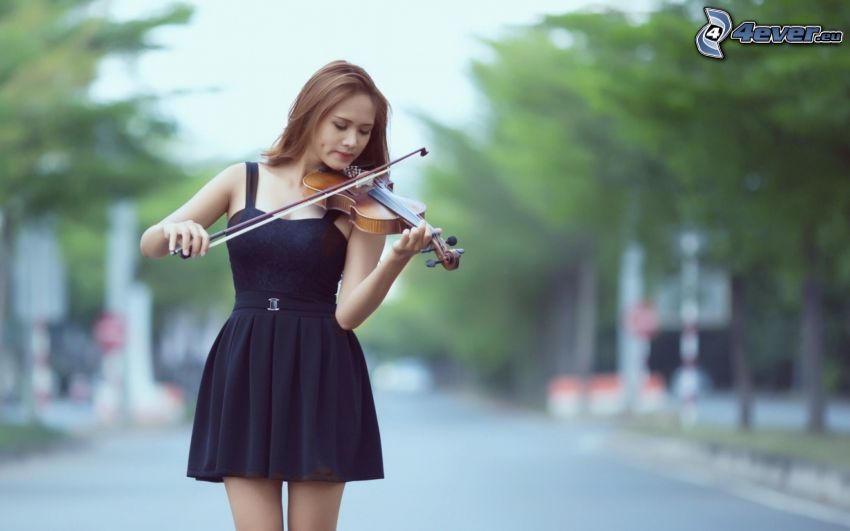 Geige spielen, Mädchen, schwarzes Kleid