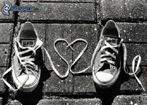 Herz aus den Schnürsenkeln, Schuhe, Converse, Liebe