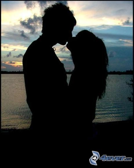 küssen bei Sonnenuntergang, Umarmung, Liebe, Wasser