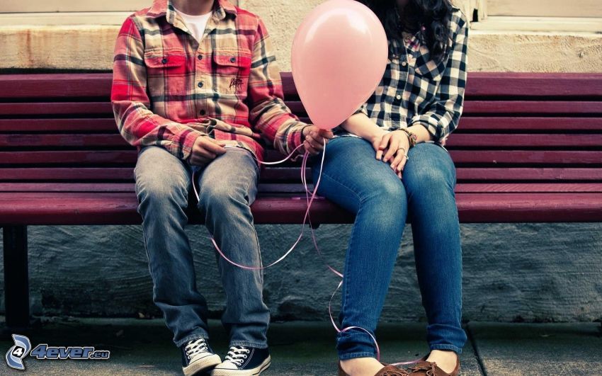Paar auf der Bank, Ballons