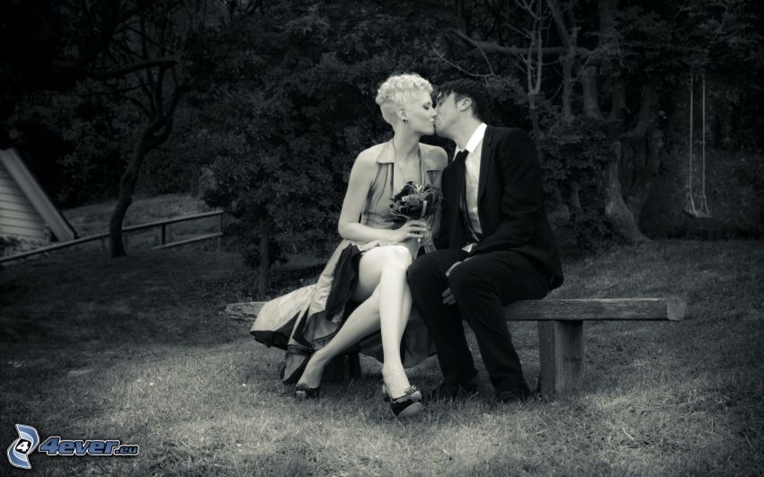 Paar auf der Bank, Kuss, Schwarzweiß Foto