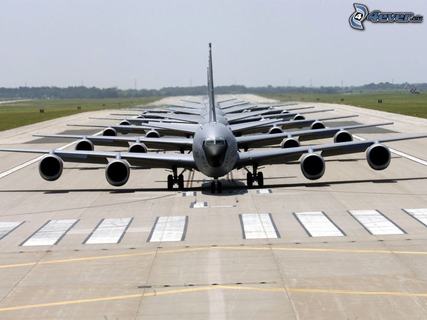 Boeing KC-135 Stratotanker, Flughafen