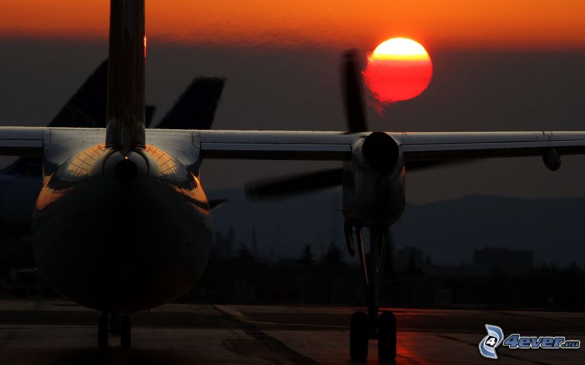 Silhouette des Flugzeuges, Sonnenuntergang