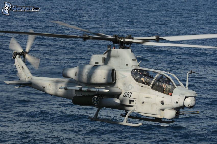 AH-1Z Viper, militärischer Hubschrauber, Wasseroberfläche