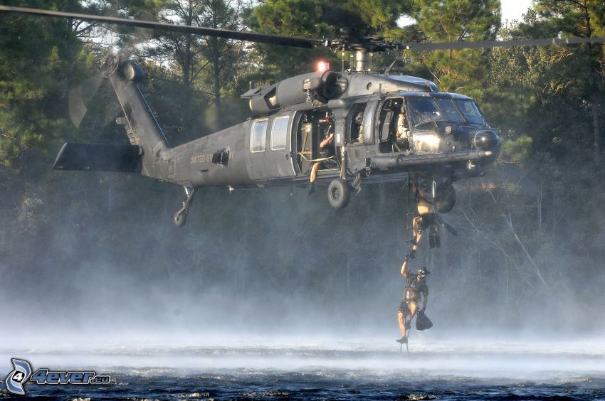 MH-60K, militärischer Hubschrauber, Soldaten, Meer, Wasser, Abstieg des Hubschraubers