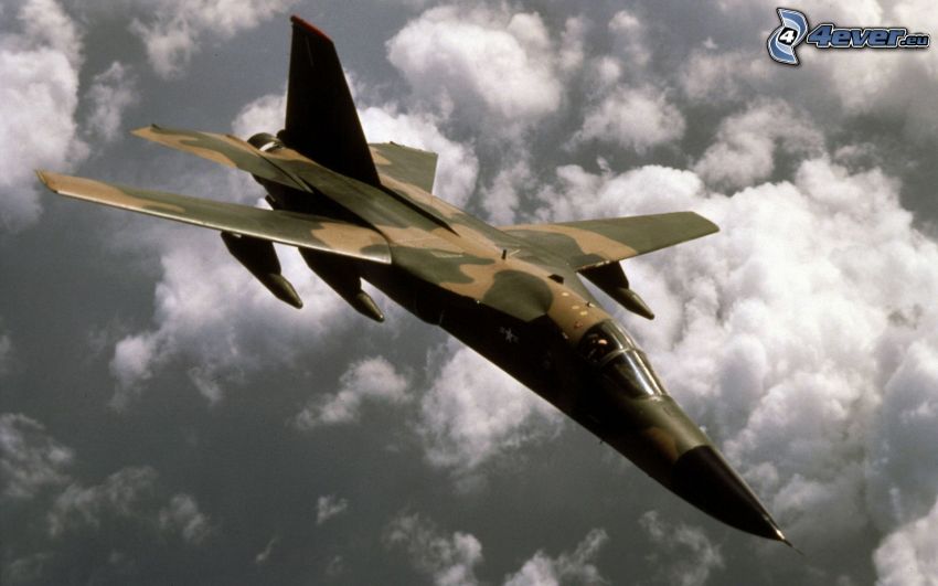 F-111 Aardvark, über den Wolken