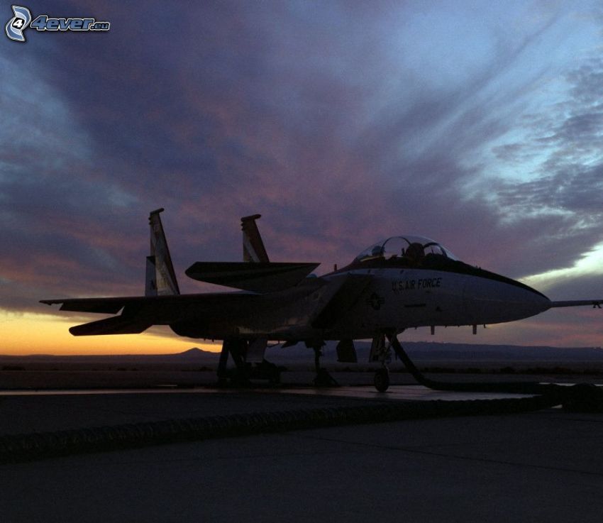 F-15 Eagle, Silhouette eines Kämpfers, nach Sonnenuntergang