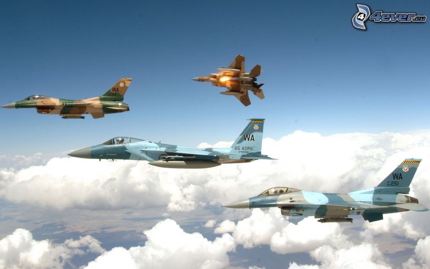 Jagdflugzeuge, über den Wolken