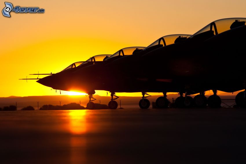 Silhouetten von Abfangjäger, Sonnenuntergang