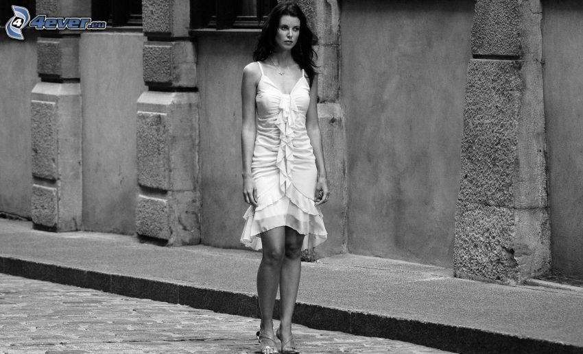 Brünette, weißes Kleid, Schwarzweiß Foto