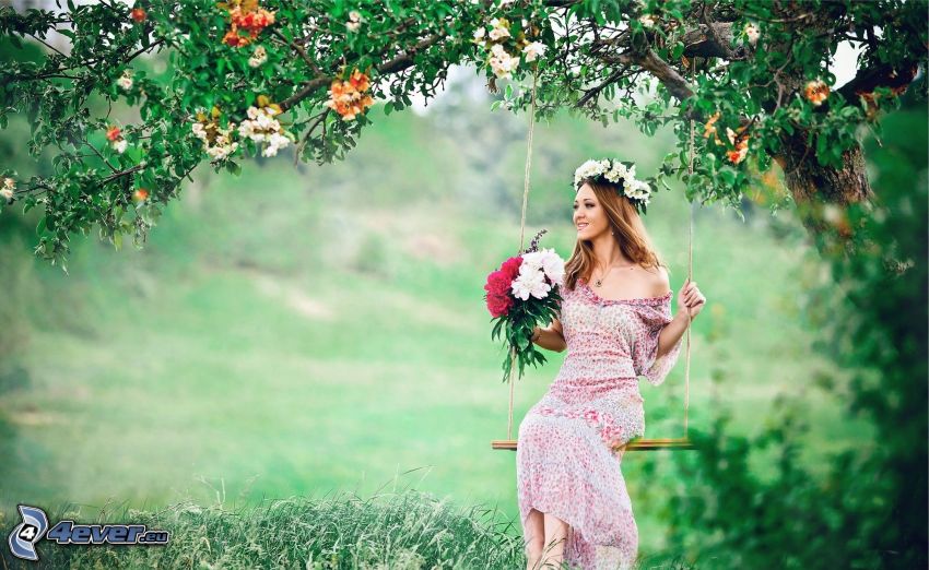 Frau auf einer Schaukel, Blumensträuße, blühender Baum