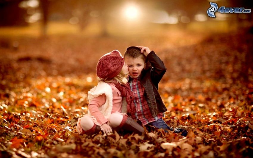 Kinder, Kuss, Herbstlaub