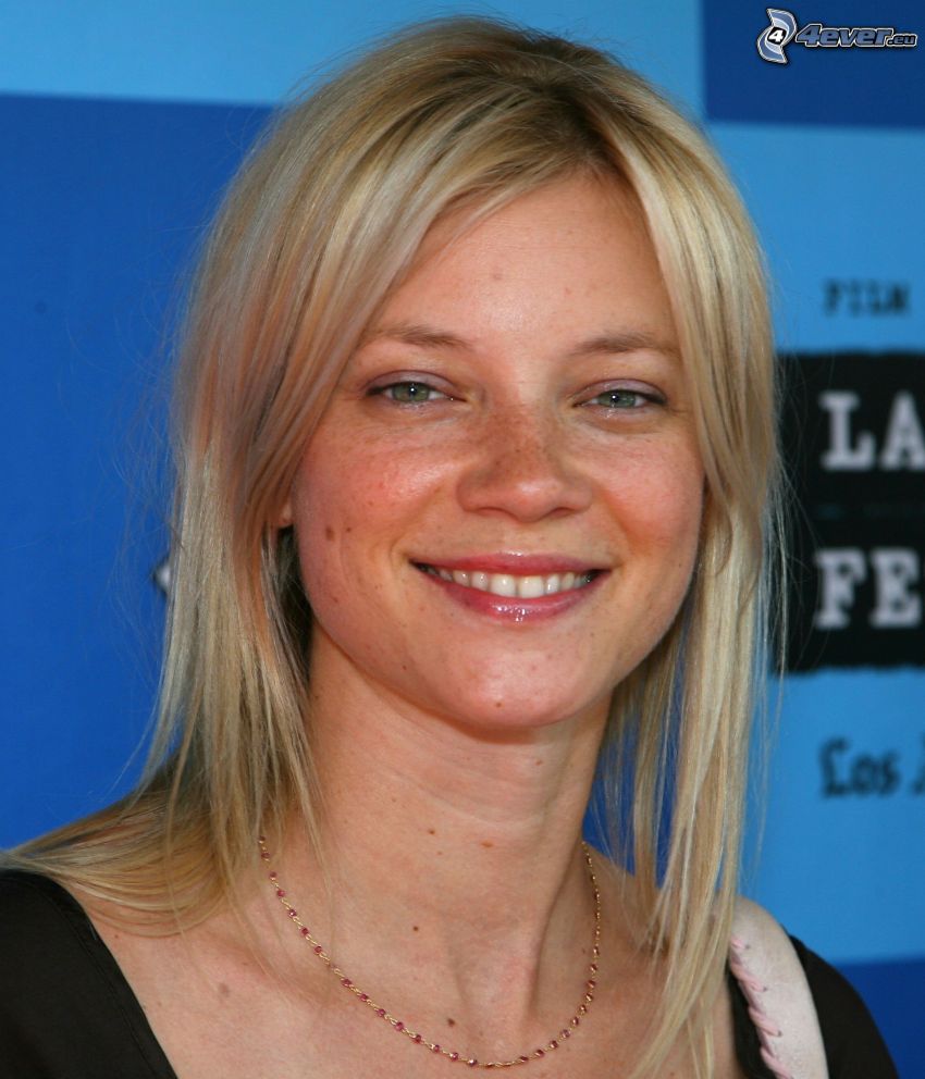 Amy Smart, Lächeln