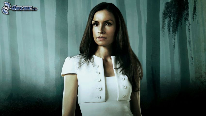 Famke Janssen, dunkler Wald