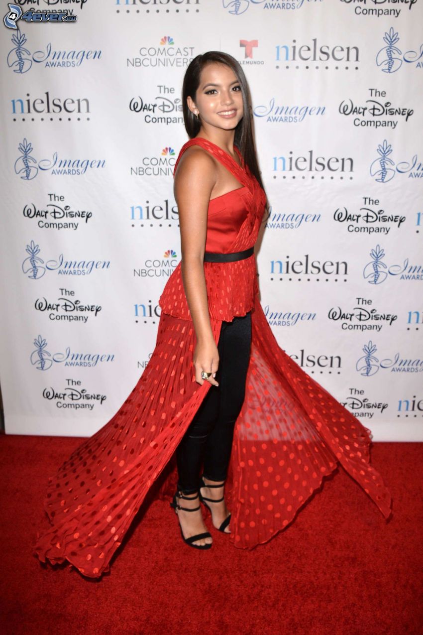 Isabela Moner, rotes Kleid