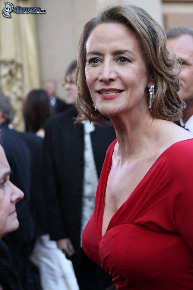 Janet McTeer, rotes Kleid