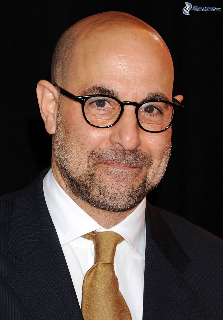 Stanley Tucci, Mann mit Brille, mann im Anzug