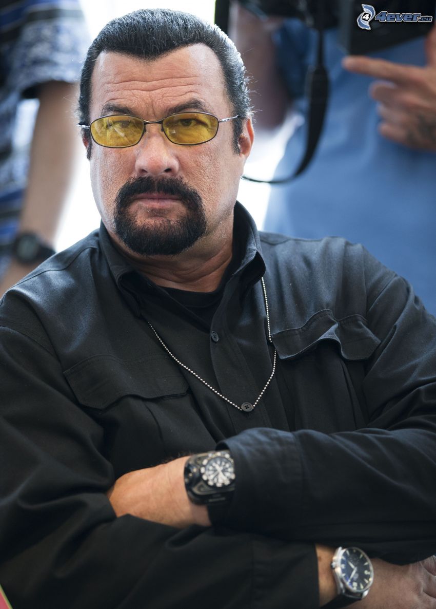 Steven Seagal, Mann mit Brille