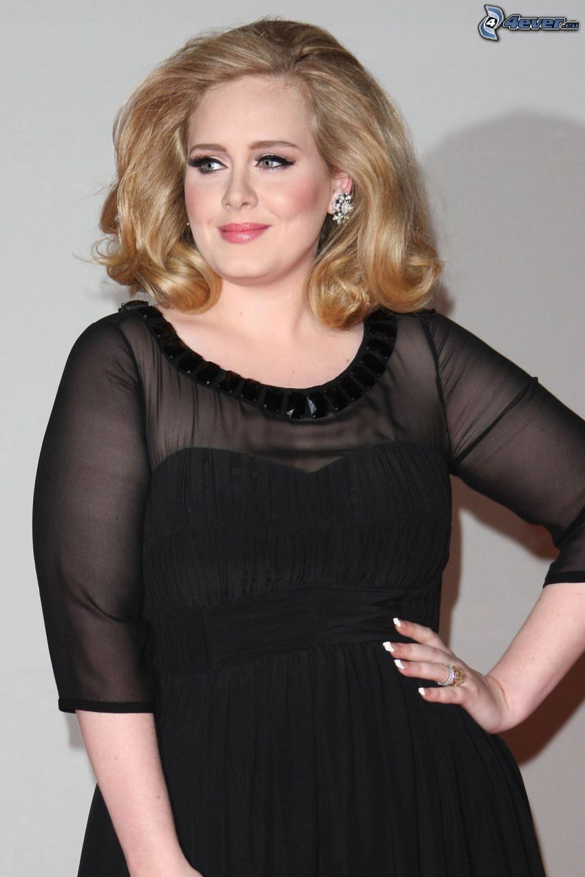 Adele, schwarzes Kleid