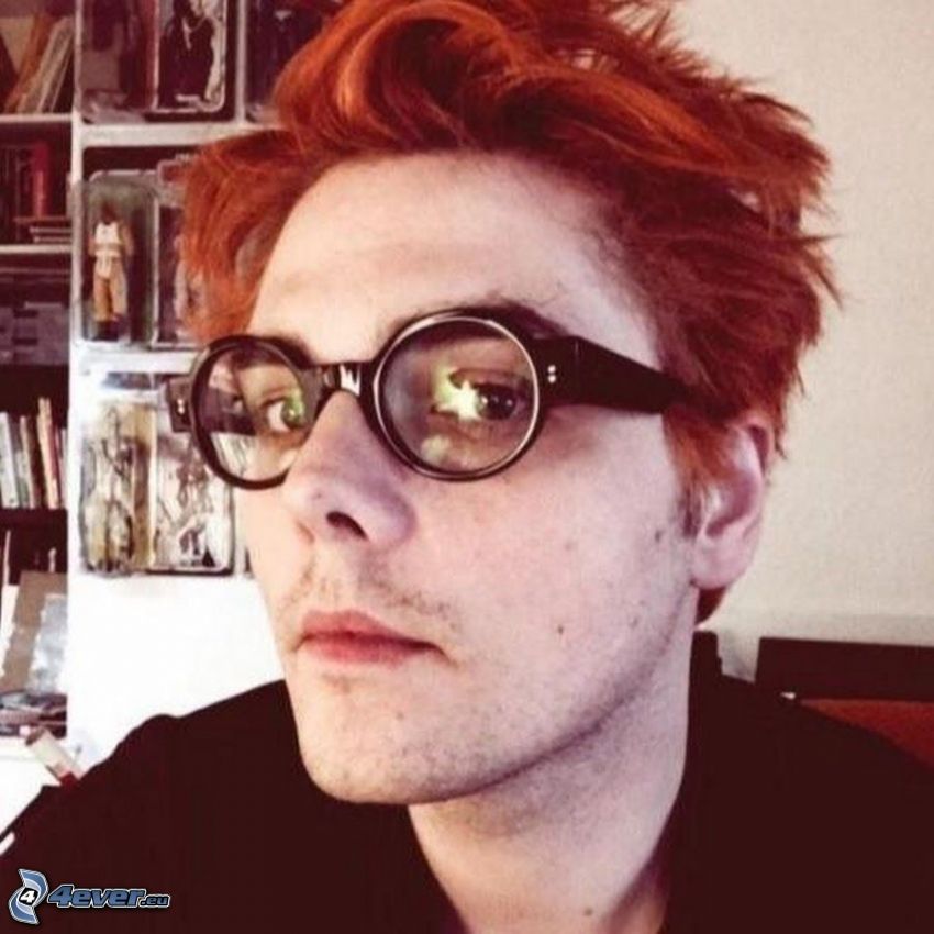 Gerard Way, Mann mit Brille