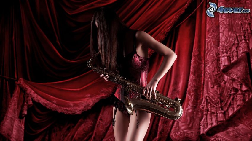 Saxophonist, Saxophon, sexy Brünette, Nachthemd