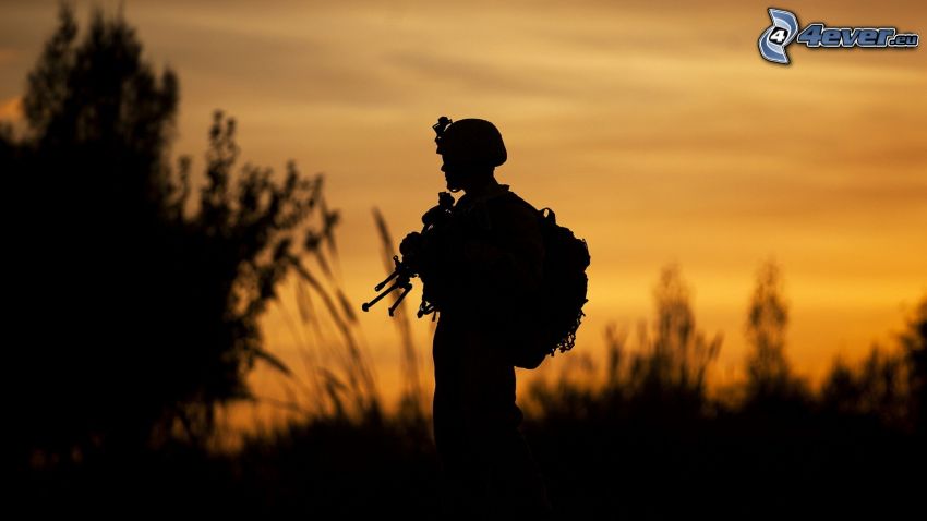 Soldat mit einem Gewehr, gelb Himmel, Silhouetten