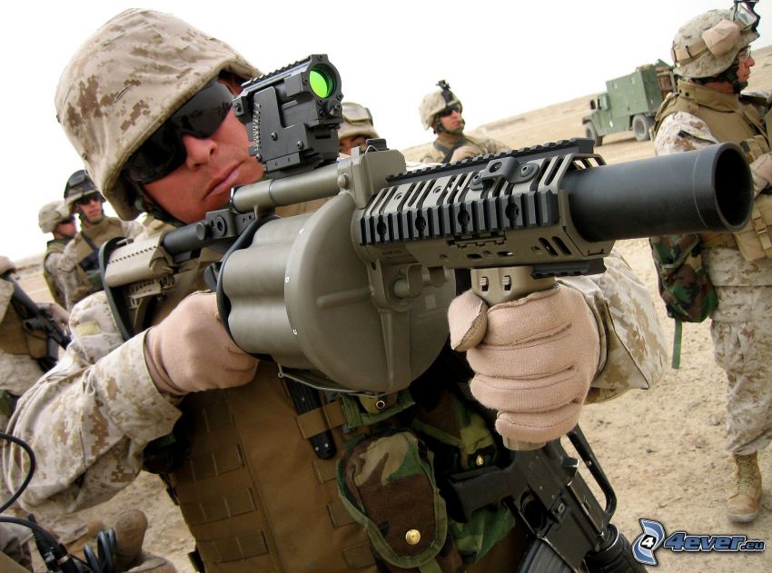 Soldat mit einem Gewehr, M32 Grenade Launcher, Schießen