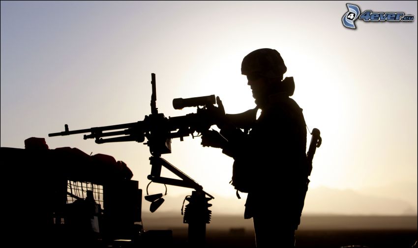 Soldat mit einem Gewehr, Silhouette eines Mannes