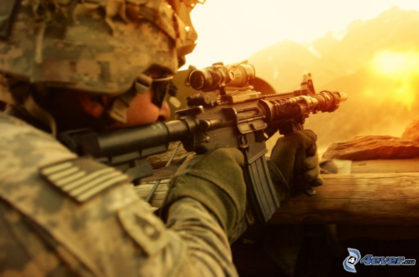 Soldat mit einem Gewehr, Sonnenuntergang