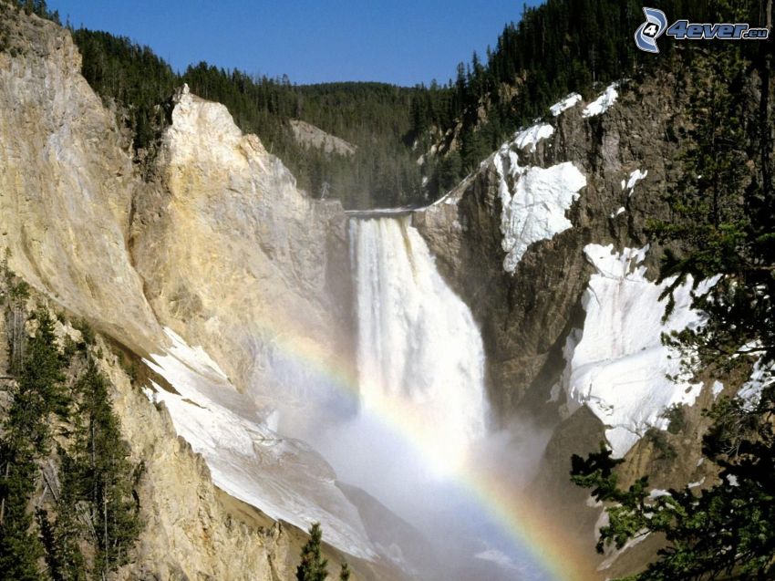 riesiger Wasserfall, Regenbogen, Felsen, Wald
